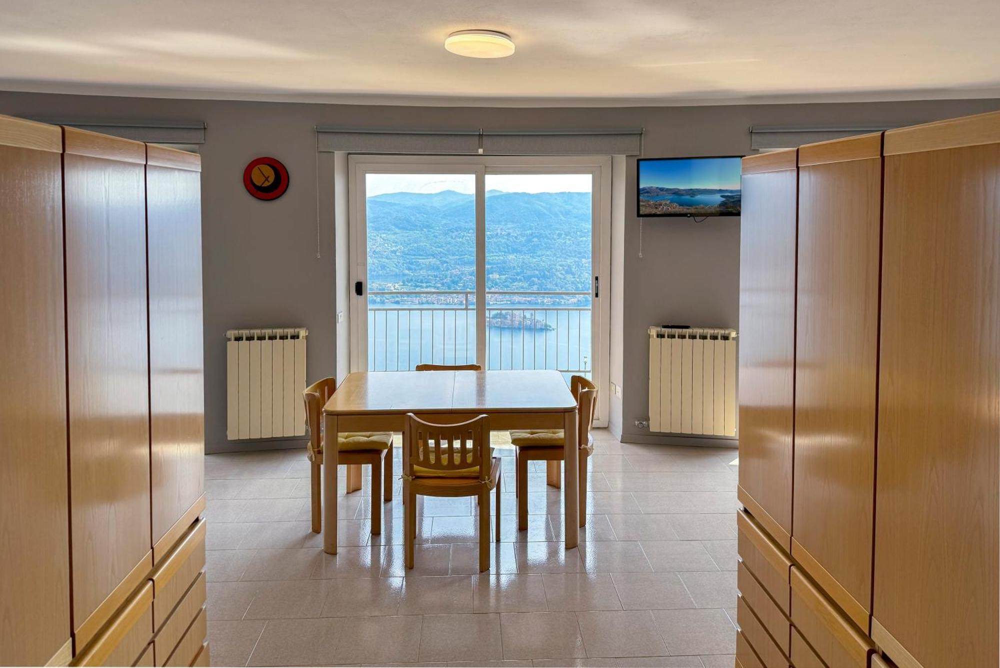 Appartamento Alberti Con Vista Lago Madonna Del Sasso ภายนอก รูปภาพ