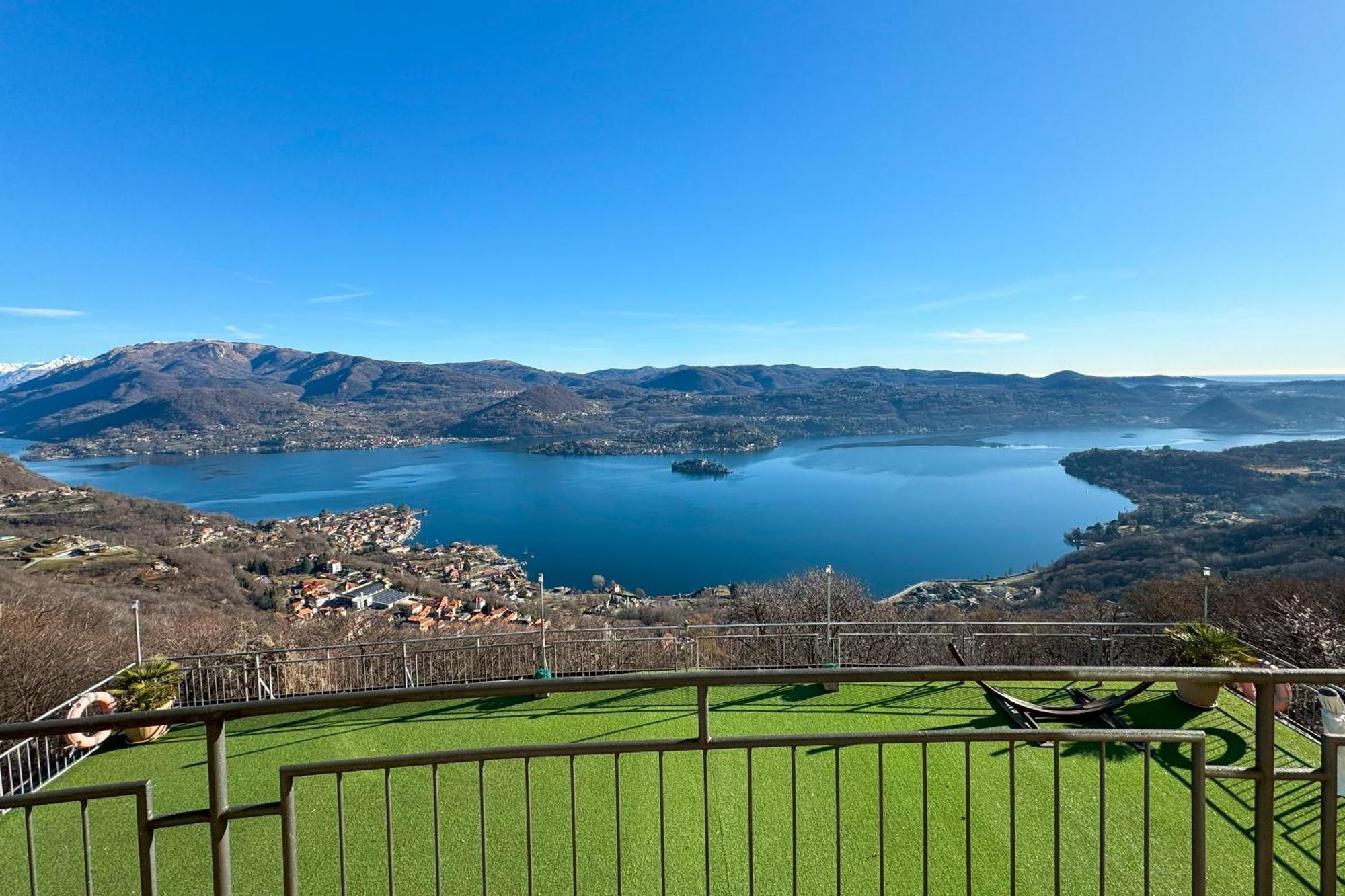 Appartamento Alberti Con Vista Lago Madonna Del Sasso ภายนอก รูปภาพ