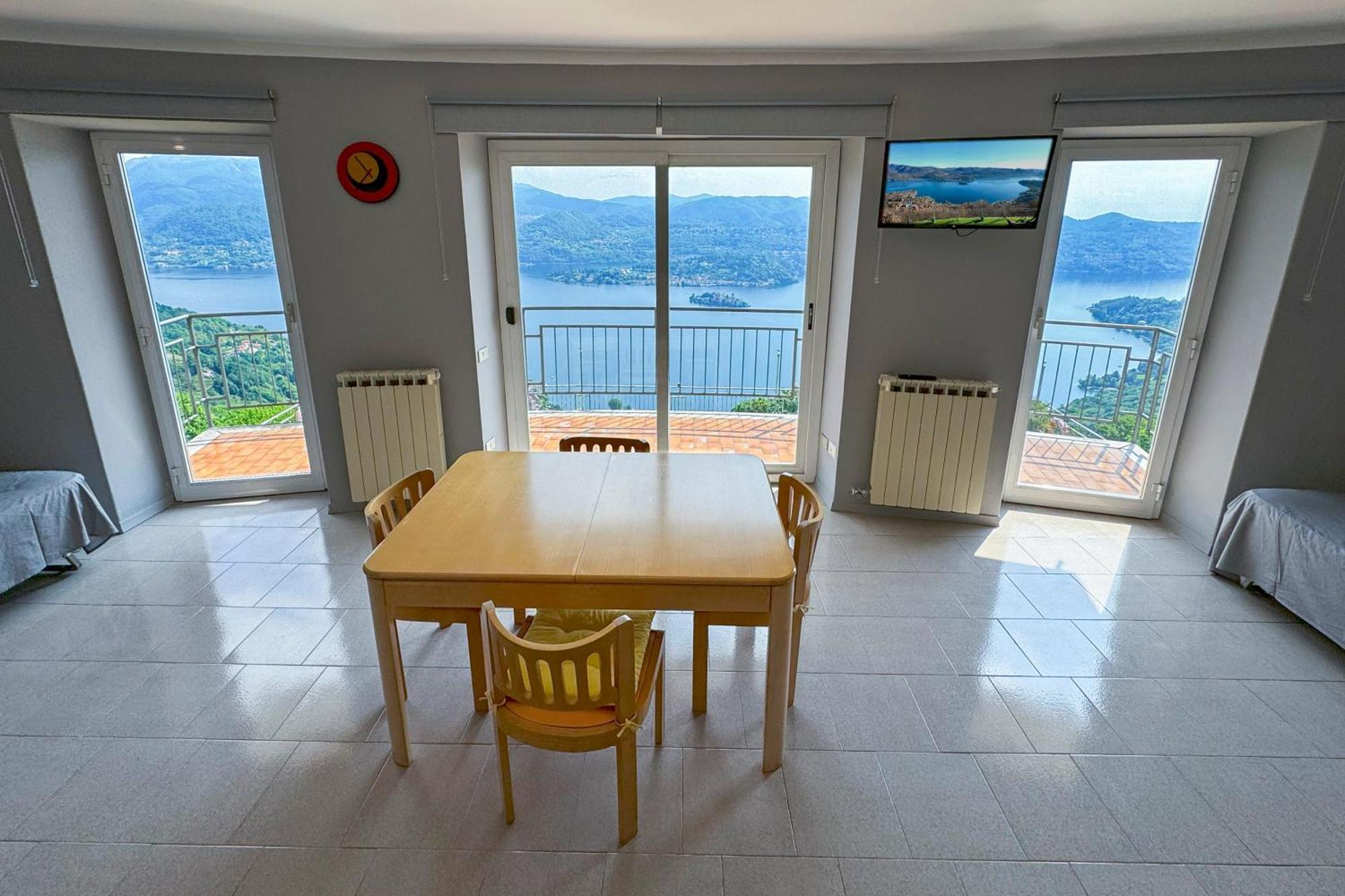 Appartamento Alberti Con Vista Lago Madonna Del Sasso ภายนอก รูปภาพ